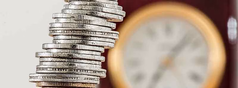 Monedas y reloj. Horarios Comerciales